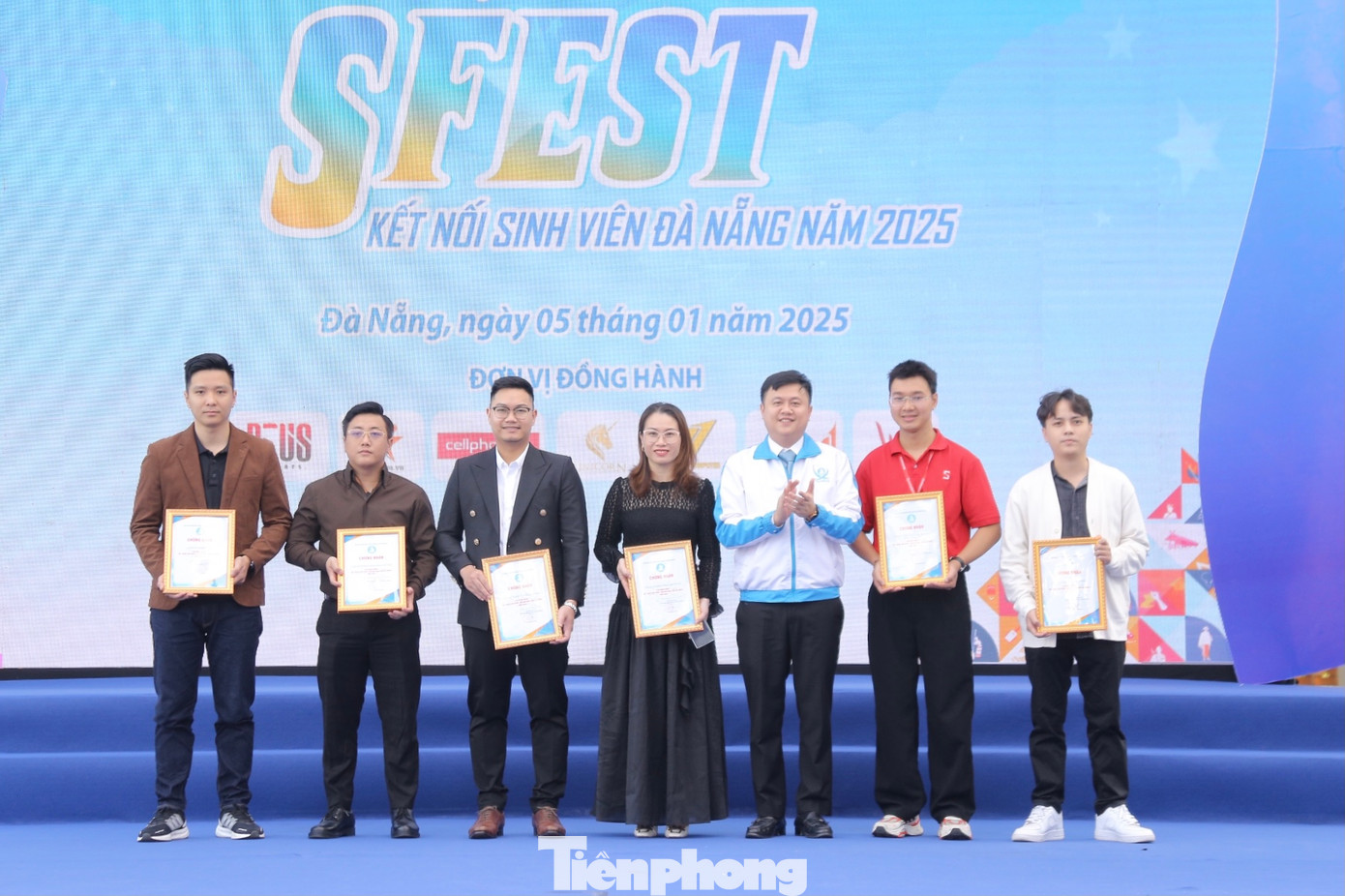 Chương trình với nhiều hoạt động phong phú, đa dạng như trao học bổng “SCG Sharing the Dream 2024” cho 12 sinh viên có thành tích học tập tốt, hoàn cảnh gia đình khó khăn trị giá mỗi suất học bổng là 15 triệu đồng. Trao vé xe về quê đón Tết cho sinh viên; Cuộc thi nhảy TikTok Dance Cover; Giải Thể thao điện tử sinh viên Đà Nẵng; Hành trình Trò chơi lớn với chủ đề “Sinh viên Đà Nẵng - Tự hào tiến bước dưới cờ Đảng”; Gian hàng triển lãm... Chương trình với nhiều hoạt động phong phú, đa dạng như trao học bổng “SCG Sharing the Dream 2024” cho 12 sinh viên có thành tích học tập tốt, hoàn cảnh gia đình khó khăn trị giá mỗi suất học bổng là 15 triệu đồng. Trao vé xe về quê đón Tết cho sinh viên; Cuộc thi nhảy TikTok Dance Cover; Giải Thể thao điện tử sinh viên Đà Nẵng; Hành trình Trò chơi lớn với chủ đề “Sinh viên Đà Nẵng - Tự hào tiến bước dưới cờ Đảng”; Gian hàng triển lãm...
