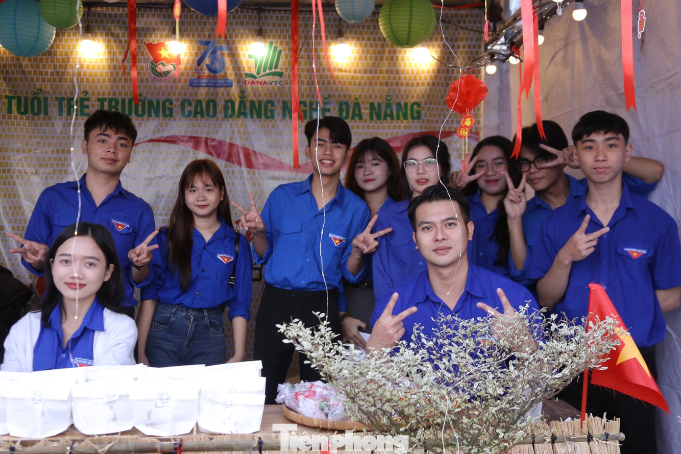 Nhiều gian hàng triển lãm được trưng bày thu hút đông đảo sinh viên tham gia, vui chơi. Nhiều gian hàng triển lãm được trưng bày thu hút đông đảo sinh viên tham gia, vui chơi.