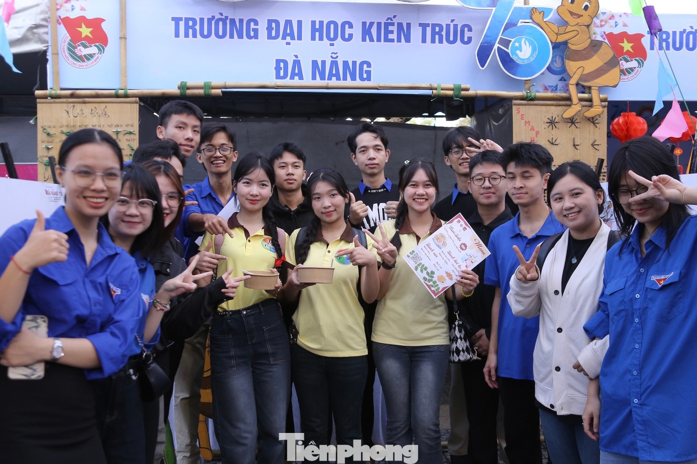 Nhiều gian hàng triển lãm được trưng bày thu hút đông đảo sinh viên tham gia, vui chơi. Nhiều gian hàng triển lãm được trưng bày thu hút đông đảo sinh viên tham gia, vui chơi.