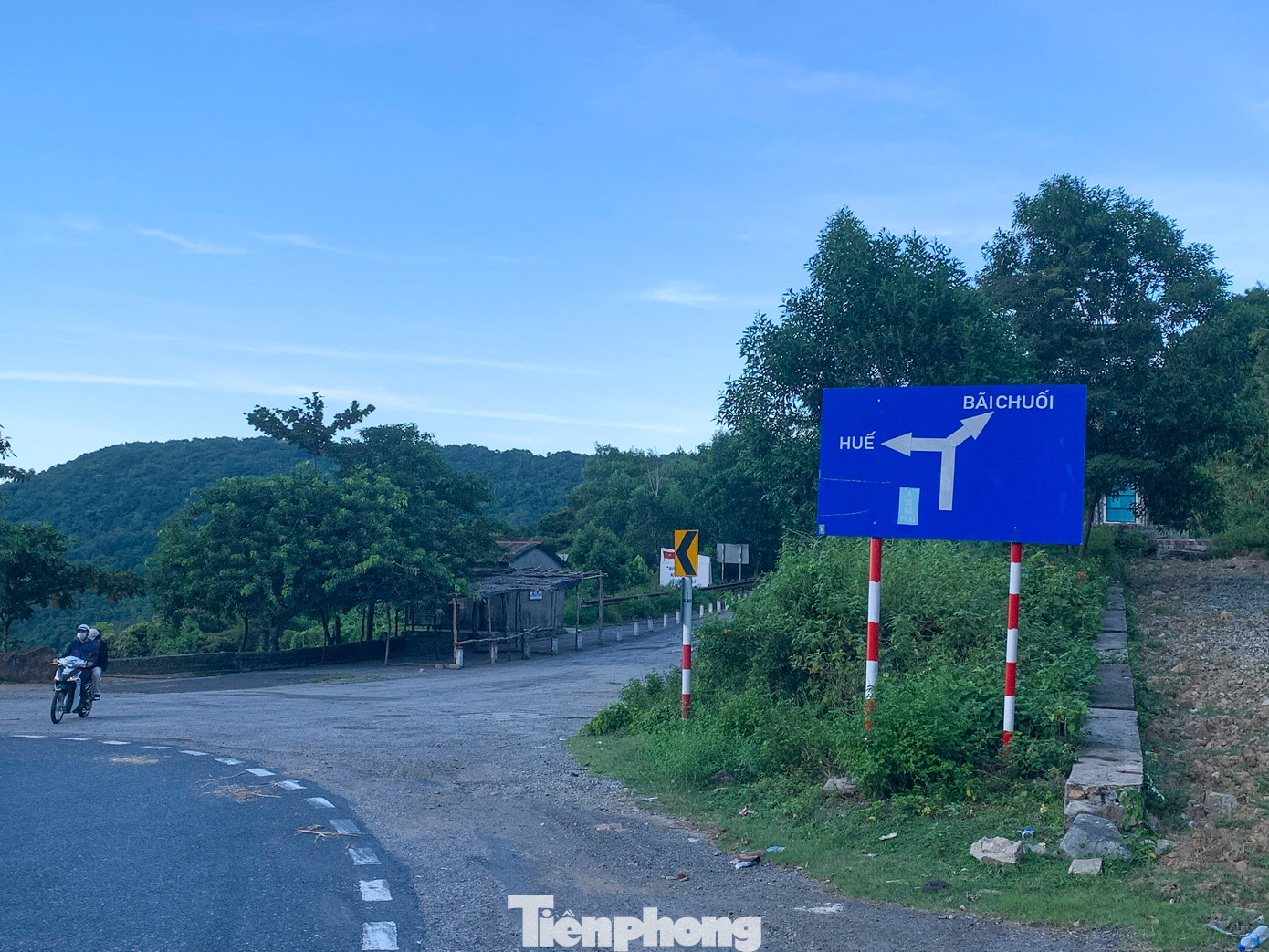 Điểm sạt lở tại khu vực bãi Chuối, đất đá tràn xuống lề đường tiềm ẩn nhiều nguy hiểm. Điểm sạt lở tại khu vực bãi Chuối, đất đá tràn xuống lề đường tiềm ẩn nhiều nguy hiểm.