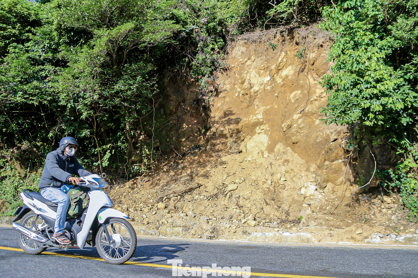 Anh Nguyễn Văn Sanh, người dân lưu thông qua đèo Hải Vân cho biết, sau đợt mưa do ảnh hưởng bão số 4 thì các điểm trên đèo Hải Vân đã có dấu hiệu sạt lở. Nhiều điểm đất đá đổ xuống đường rất nguy hiểm, bây giờ chỉ cần mưa lớn là các khu vực này có thể sạt xuống đường. Anh Nguyễn Văn Sanh, người dân lưu thông qua đèo Hải Vân cho biết, sau đợt mưa do ảnh hưởng bão số 4 thì các điểm trên đèo Hải Vân đã có dấu hiệu sạt lở. Nhiều điểm đất đá đổ xuống đường rất nguy hiểm, bây giờ chỉ cần mưa lớn là các khu vực này có thể sạt xuống đường.