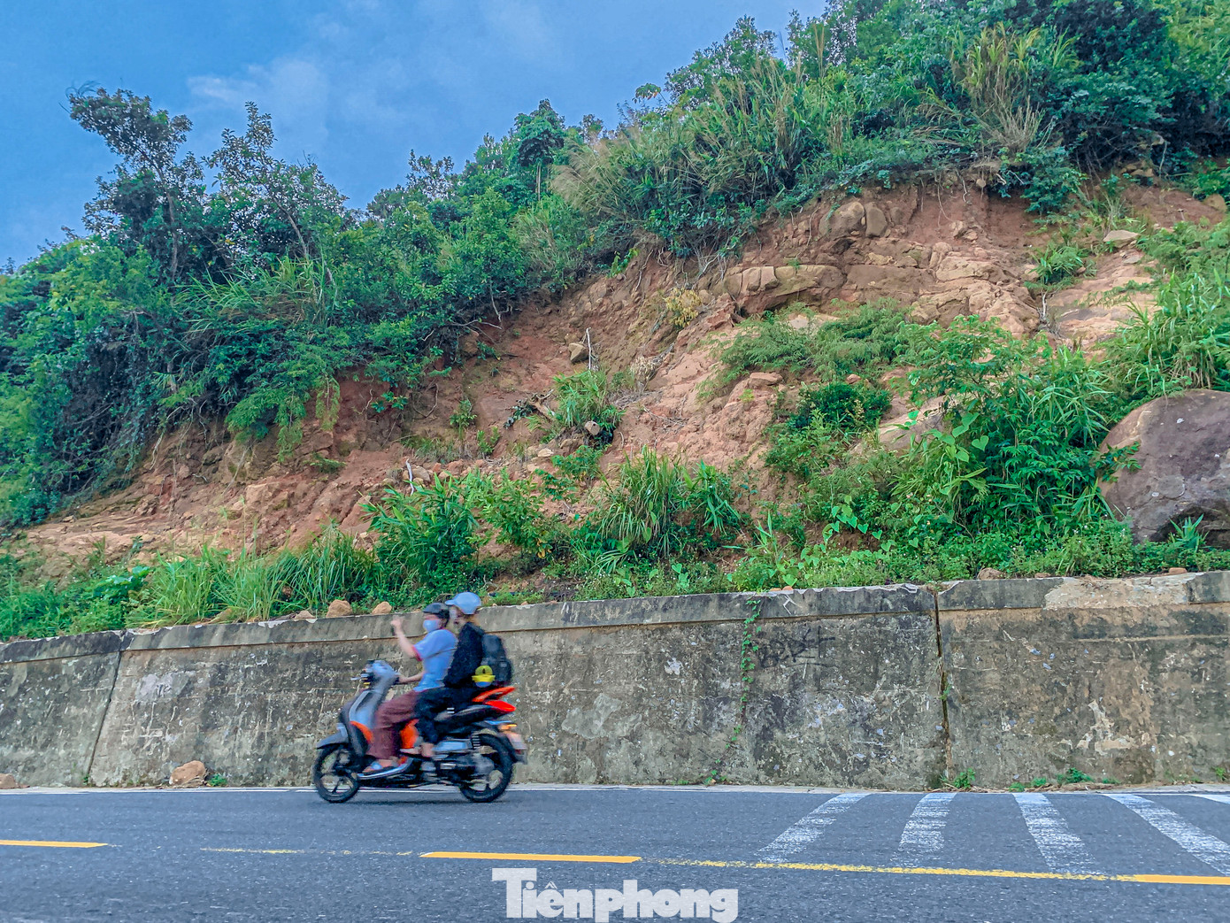 Hiện nhiều phương tiện đi qua cung đường đèo này lo sợ sạt lở có thể xảy ra bất cứ lúc nào, đặc biệt khi có mưa lớn. Hiện nhiều phương tiện đi qua cung đường đèo này lo sợ sạt lở có thể xảy ra bất cứ lúc nào, đặc biệt khi có mưa lớn.