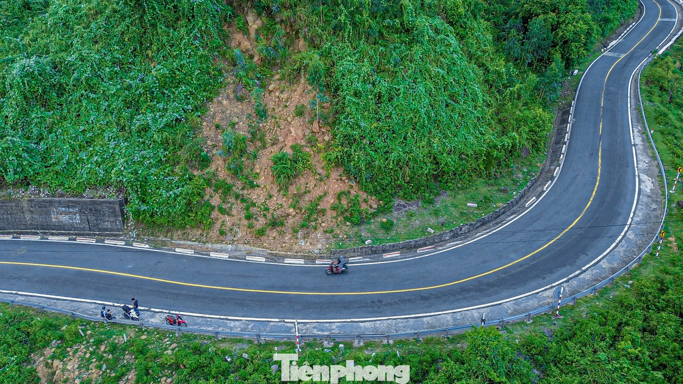 Mùa mưa bão đang đến gần, các điểm sạt lở đang tiềm ẩn nguy hiểm, gây mất an toàn cho người đi đường và phương tiện khi lưu thông qua cung đèo này. Mùa mưa bão đang đến gần, các điểm sạt lở đang tiềm ẩn nguy hiểm, gây mất an toàn cho người đi đường và phương tiện khi lưu thông qua cung đèo này.