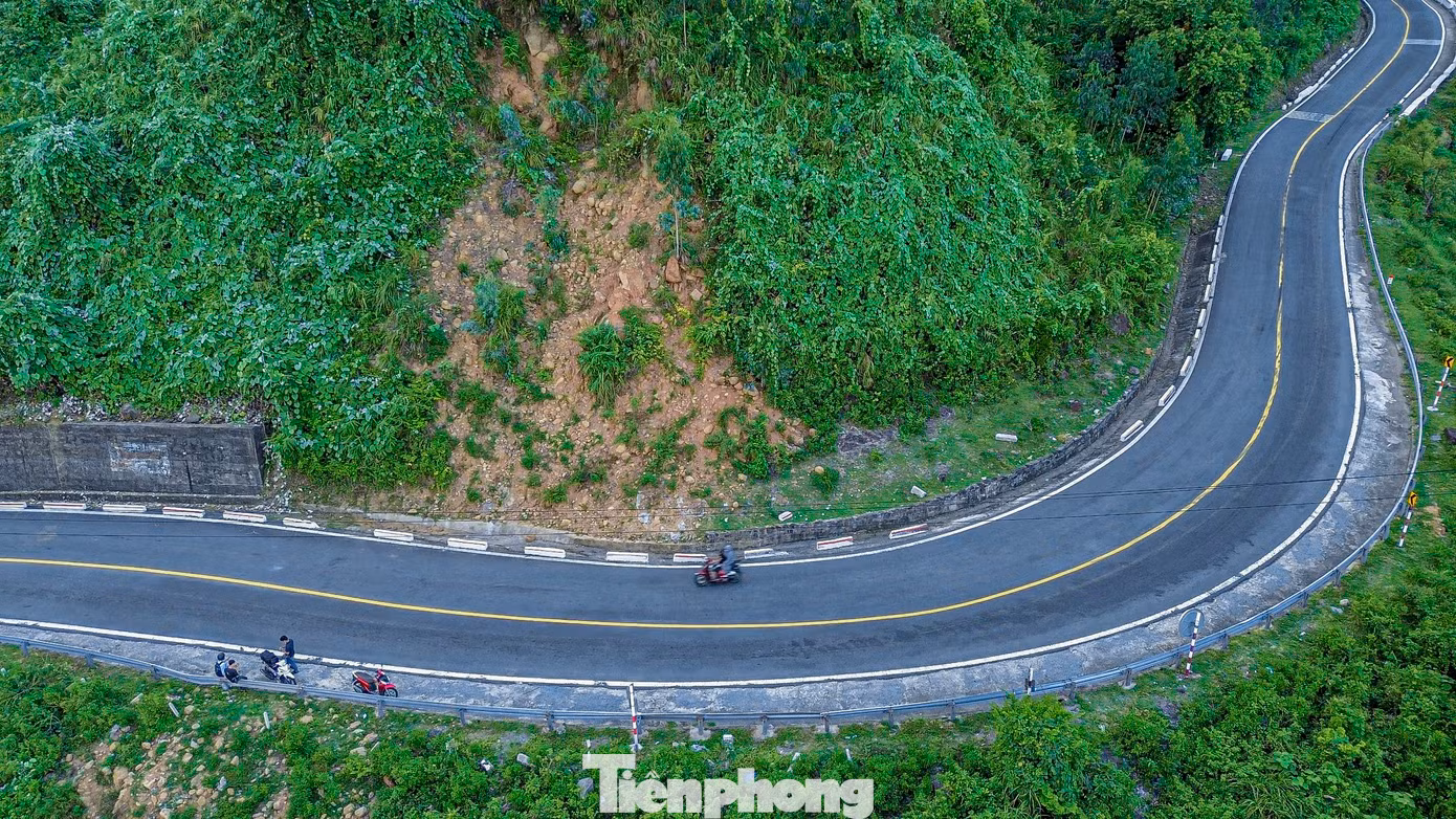 Mùa mưa bão đang đến gần, các điểm sạt lở đang tiềm ẩn nguy hiểm, gây mất an toàn cho người đi đường và phương tiện khi lưu thông qua cung đèo này. Mùa mưa bão đang đến gần, các điểm sạt lở đang tiềm ẩn nguy hiểm, gây mất an toàn cho người đi đường và phương tiện khi lưu thông qua cung đèo này.