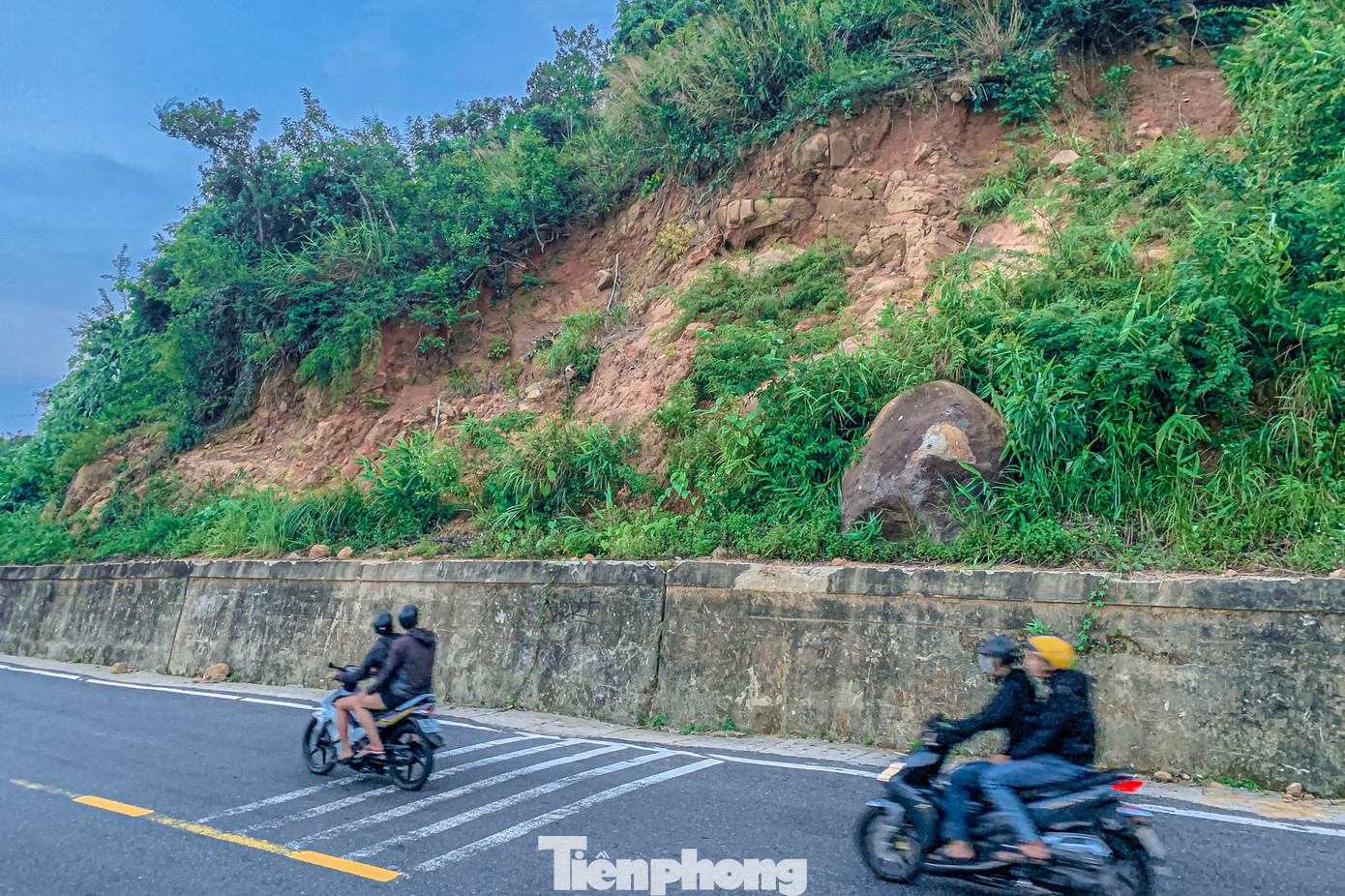 Theo nhiều người thường xuyên lưu thông qua đèo cho hay, các điểm sạt lở xuất hiện sau những trận mưa do ảnh hưởng của bão số 4 vừa qua. Theo nhiều người thường xuyên lưu thông qua đèo cho hay, các điểm sạt lở xuất hiện sau những trận mưa do ảnh hưởng của bão số 4 vừa qua.