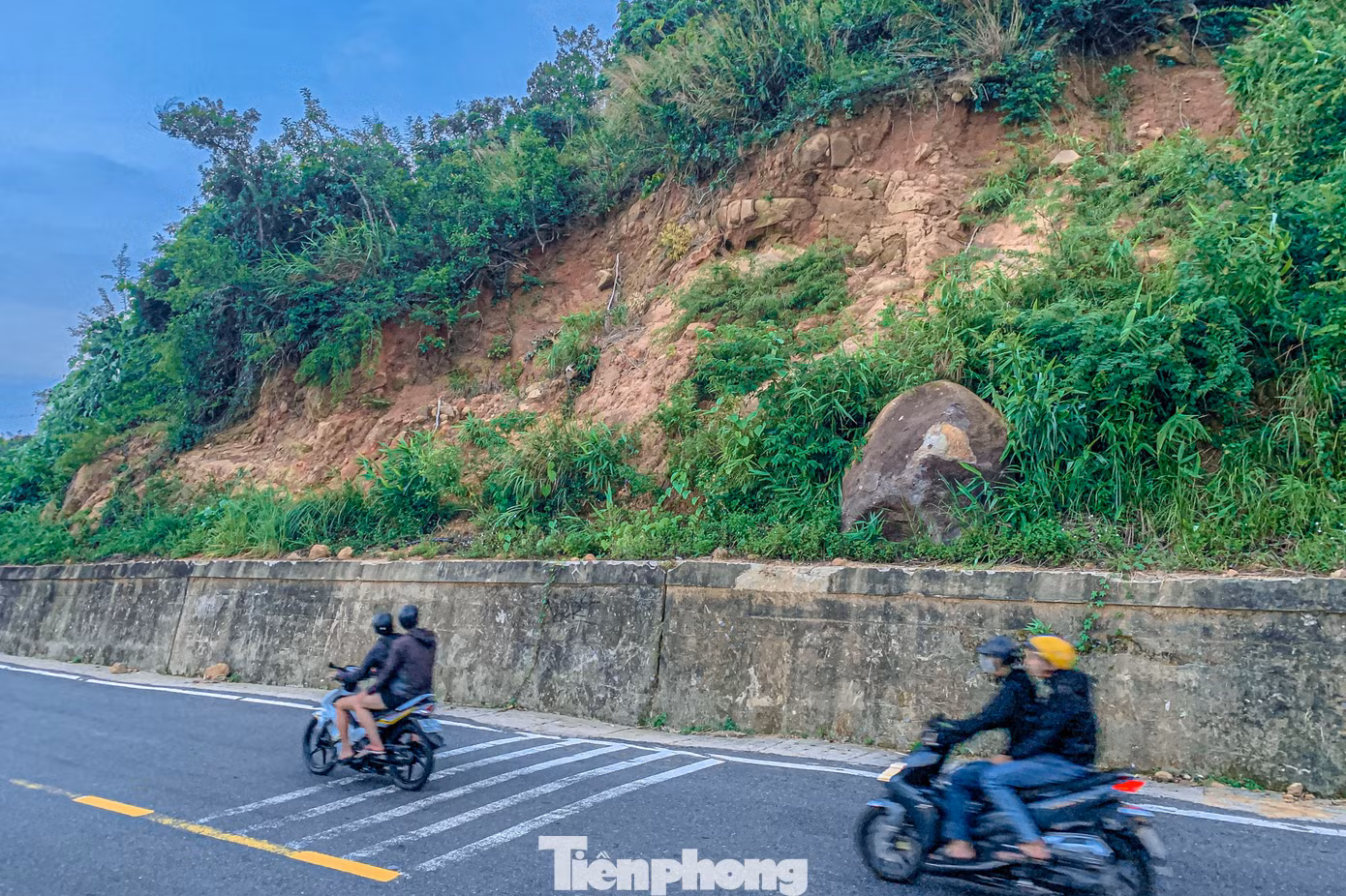 Theo nhiều người thường xuyên lưu thông qua đèo cho hay, các điểm sạt lở xuất hiện sau những trận mưa do ảnh hưởng của bão số 4 vừa qua. Theo nhiều người thường xuyên lưu thông qua đèo cho hay, các điểm sạt lở xuất hiện sau những trận mưa do ảnh hưởng của bão số 4 vừa qua.