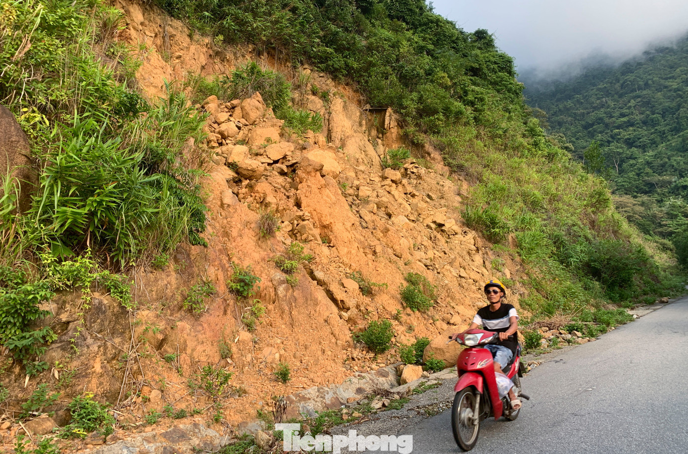 Điểm sạt lở tại khu vực bãi Chuối, đất đá tràn xuống lề đường tiềm ẩn nhiều nguy hiểm. Điểm sạt lở tại khu vực bãi Chuối, đất đá tràn xuống lề đường tiềm ẩn nhiều nguy hiểm.