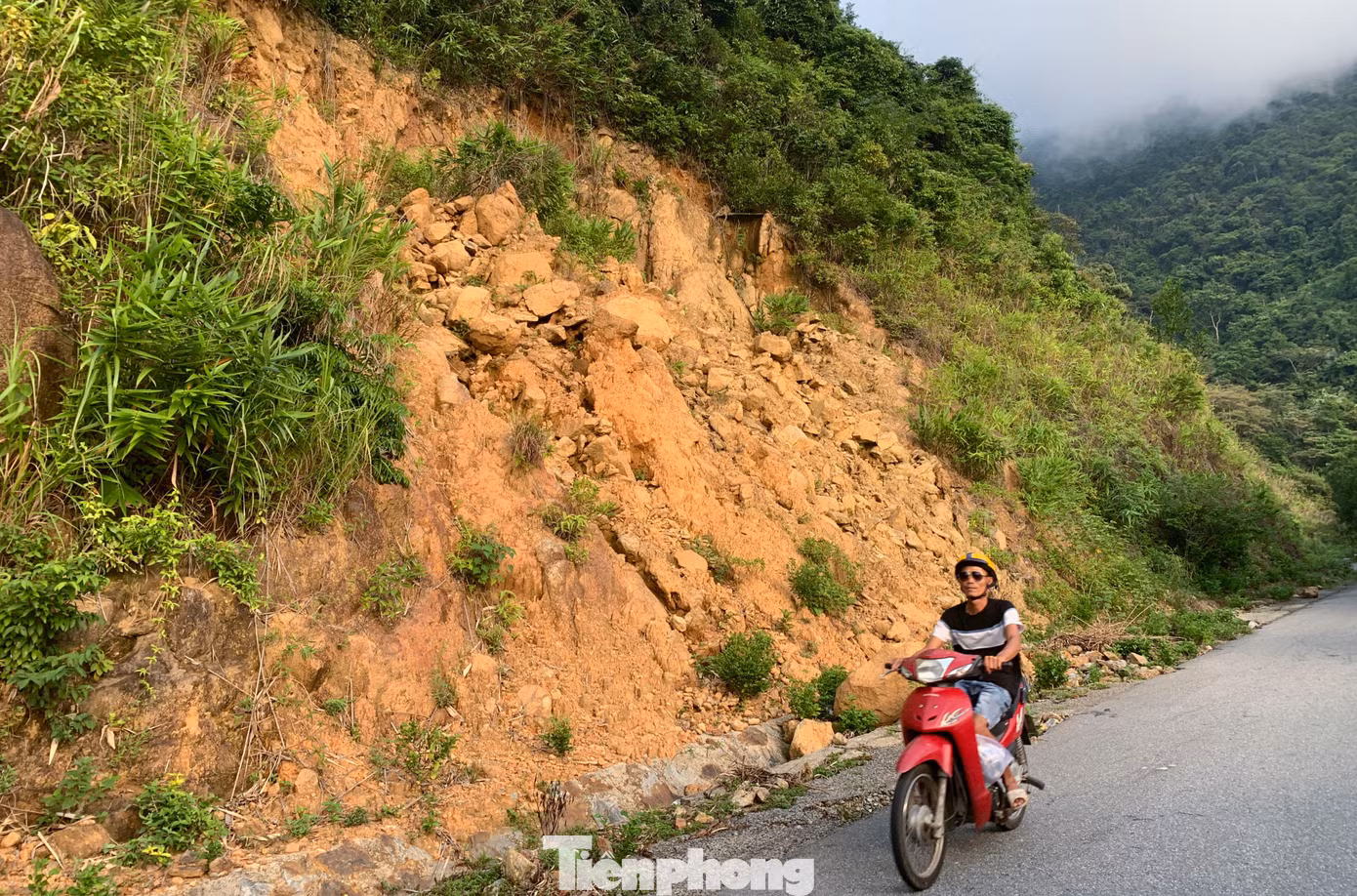 Điểm sạt lở tại khu vực bãi Chuối, đất đá tràn xuống lề đường tiềm ẩn nhiều nguy hiểm. Điểm sạt lở tại khu vực bãi Chuối, đất đá tràn xuống lề đường tiềm ẩn nhiều nguy hiểm.