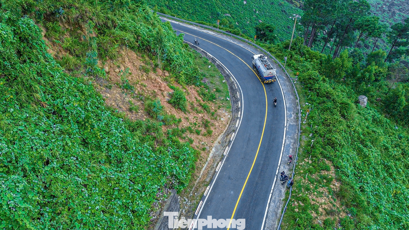 Do ảnh hưởng của mưa bão, trên cung đường đèo Hải Vân đã xuất hiện nhiều điểm sạt lở, khiến người dân lo lắng khi lưu thông qua đèo. Do ảnh hưởng của mưa bão, trên cung đường đèo Hải Vân đã xuất hiện nhiều điểm sạt lở, khiến người dân lo lắng khi lưu thông qua đèo.