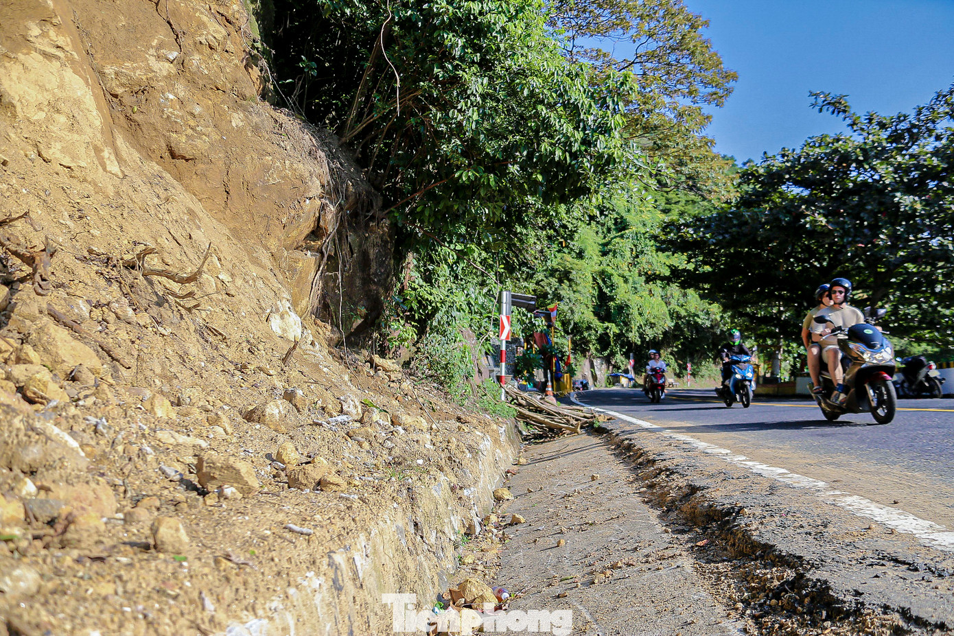 Theo nhiều người thường xuyên lưu thông qua đèo cho hay, các điểm sạt lở xuất hiện sau những trận mưa do ảnh hưởng của bão số 4 vừa qua. Theo nhiều người thường xuyên lưu thông qua đèo cho hay, các điểm sạt lở xuất hiện sau những trận mưa do ảnh hưởng của bão số 4 vừa qua.