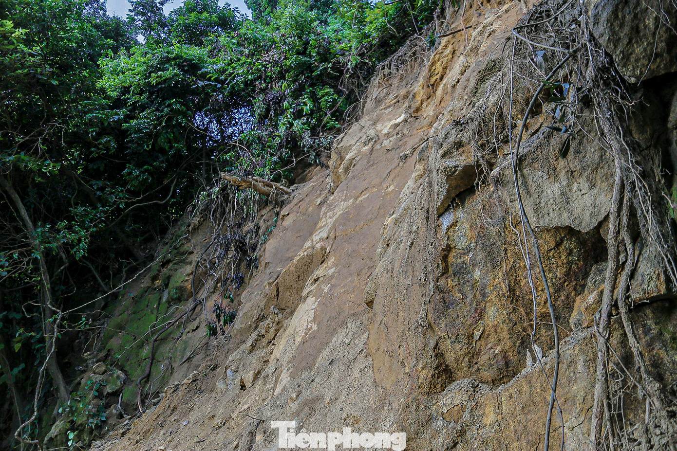 Ghi nhận của Tiền Phong, dọc tuyến đường trên đèo Hải Vân xuất hiện hàng chục điểm có nguy cơ sạt lở cao. Chỉ cần vài trận mưa lớn đất đá từ các quả đồi có thể đổ xuống bất cứ lúc nào. Ghi nhận của Tiền Phong, dọc tuyến đường trên đèo Hải Vân xuất hiện hàng chục điểm có nguy cơ sạt lở cao. Chỉ cần vài trận mưa lớn đất đá từ các quả đồi có thể đổ xuống bất cứ lúc nào.