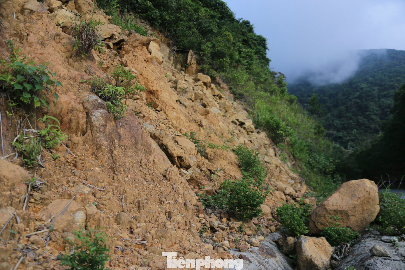 Điểm sạt lở tại khu vực bãi Chuối, đất đá tràn xuống lề đường tiềm ẩn nhiều nguy hiểm. Điểm sạt lở tại khu vực bãi Chuối, đất đá tràn xuống lề đường tiềm ẩn nhiều nguy hiểm.