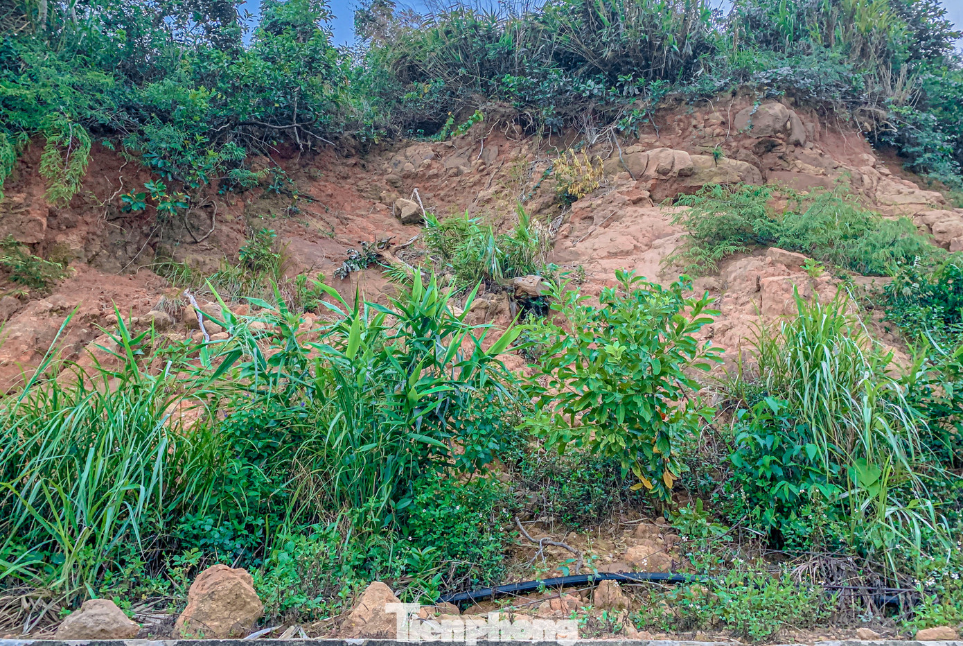 Tại các khu vực khác phía trên đèo cũng xuất hiện một số vết nứt ở các đồi đất. Tại các khu vực khác phía trên đèo cũng xuất hiện một số vết nứt ở các đồi đất.