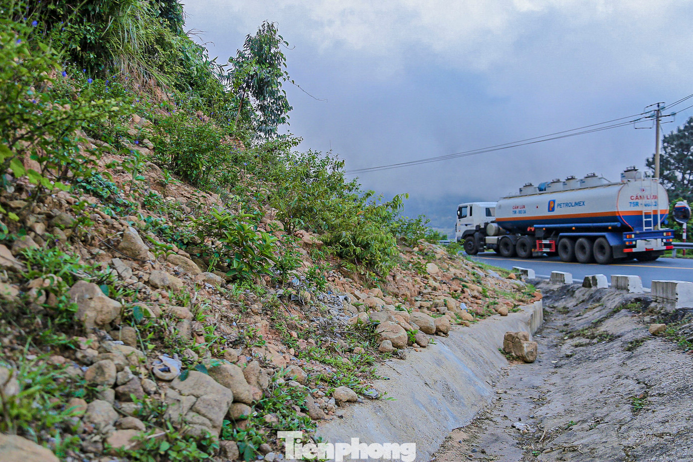 Hiện nhiều phương tiện đi qua cung đường đèo này lo sợ sạt lở có thể xảy ra bất cứ lúc nào, đặc biệt khi có mưa lớn. Hiện nhiều phương tiện đi qua cung đường đèo này lo sợ sạt lở có thể xảy ra bất cứ lúc nào, đặc biệt khi có mưa lớn.