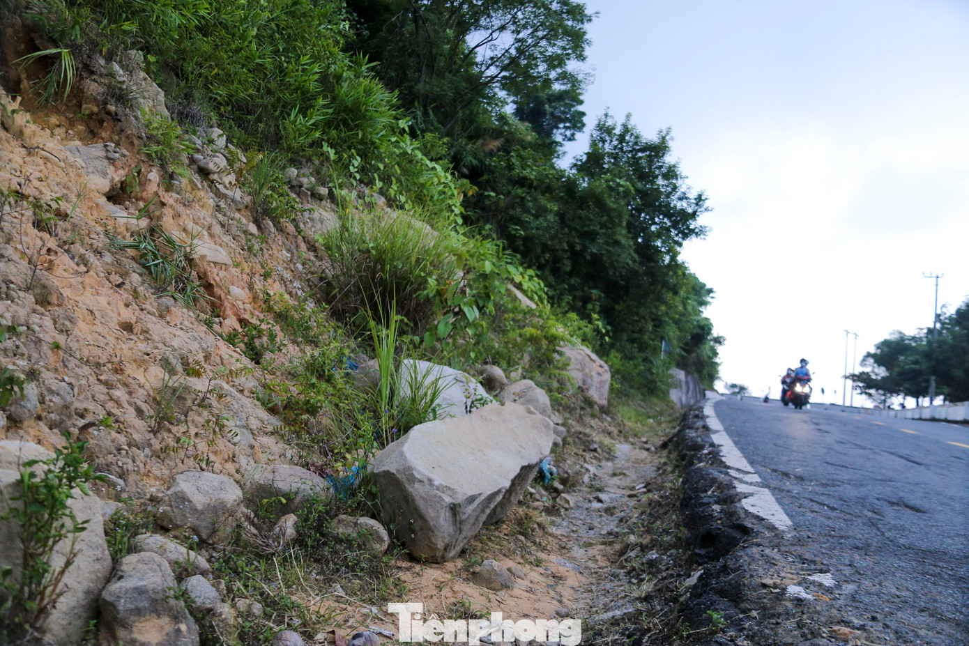 Tại các khu vực khác phía trên đèo cũng xuất hiện một số vết nứt ở các đồi đất. Tại các khu vực khác phía trên đèo cũng xuất hiện một số vết nứt ở các đồi đất.