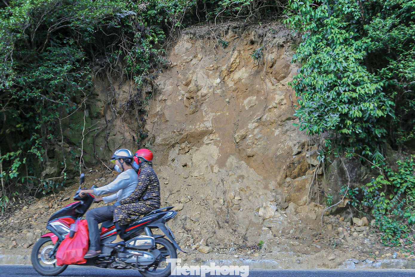 Hiện nhiều phương tiện đi qua cung đường đèo này lo sợ sạt lở có thể xảy ra bất cứ lúc nào, đặc biệt khi có mưa lớn. Hiện nhiều phương tiện đi qua cung đường đèo này lo sợ sạt lở có thể xảy ra bất cứ lúc nào, đặc biệt khi có mưa lớn.