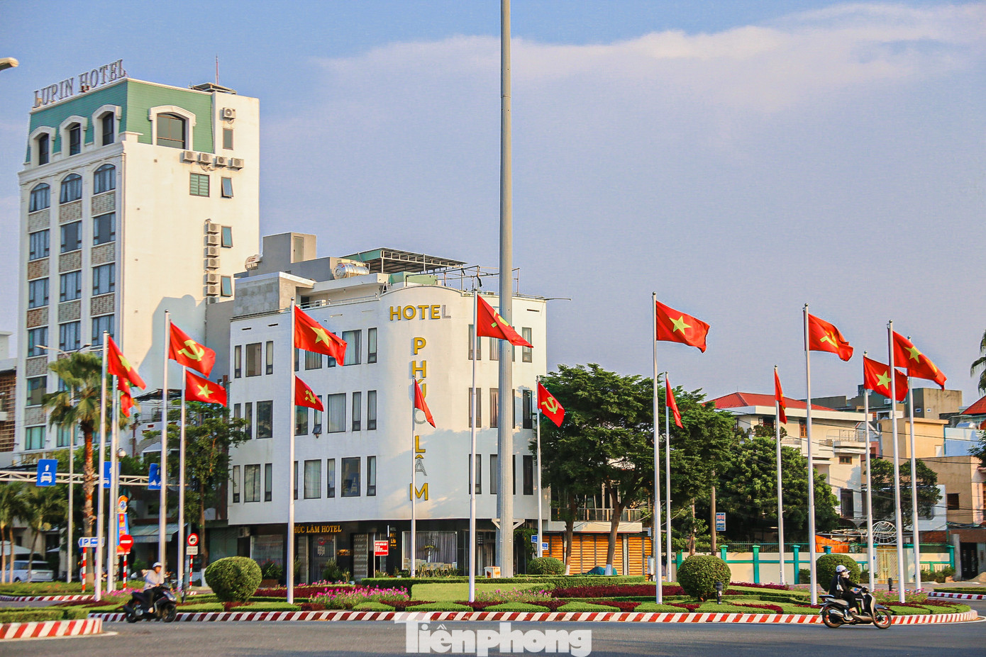 Hình ảnh nhắc nhớ về ngày thống nhất đất nước, niềm tự hào dân tộc, về con người Việt Nam luôn yêu chuộng hòa bình.