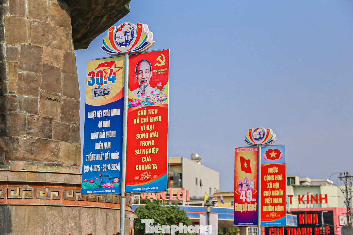 Các tuyến đường chính như Bạch Đằng, Nguyễn Văn Linh, Điện Biên Phủ, Tôn Đức Thắng rực rỡ sắc màu những ngày nghỉ lễ.