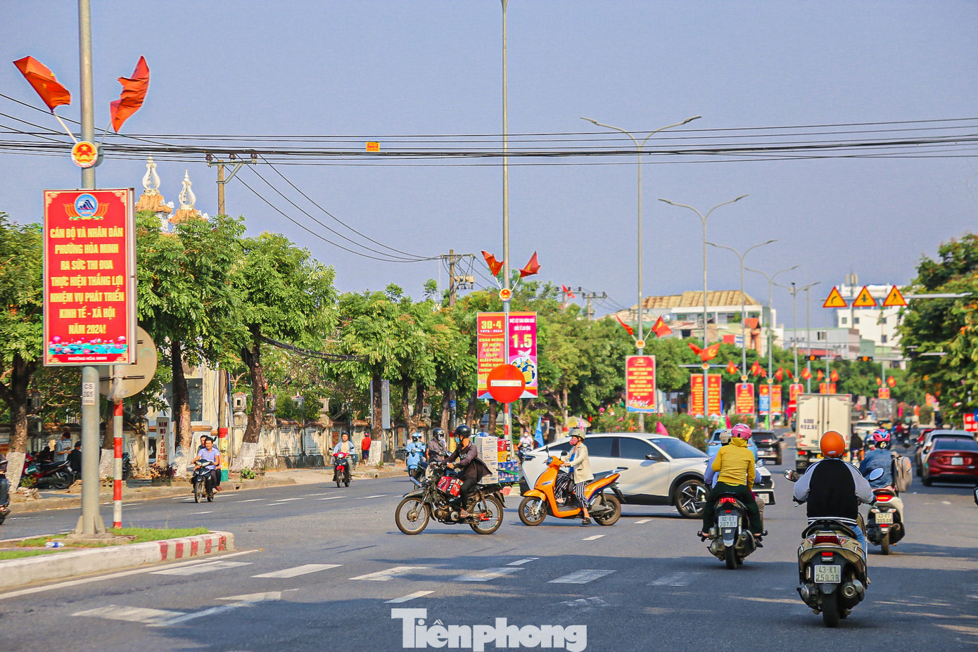 Các tuyến đường chính như Bạch Đằng, Nguyễn Văn Linh, Điện Biên Phủ, Tôn Đức Thắng rực rỡ sắc màu những ngày nghỉ lễ.