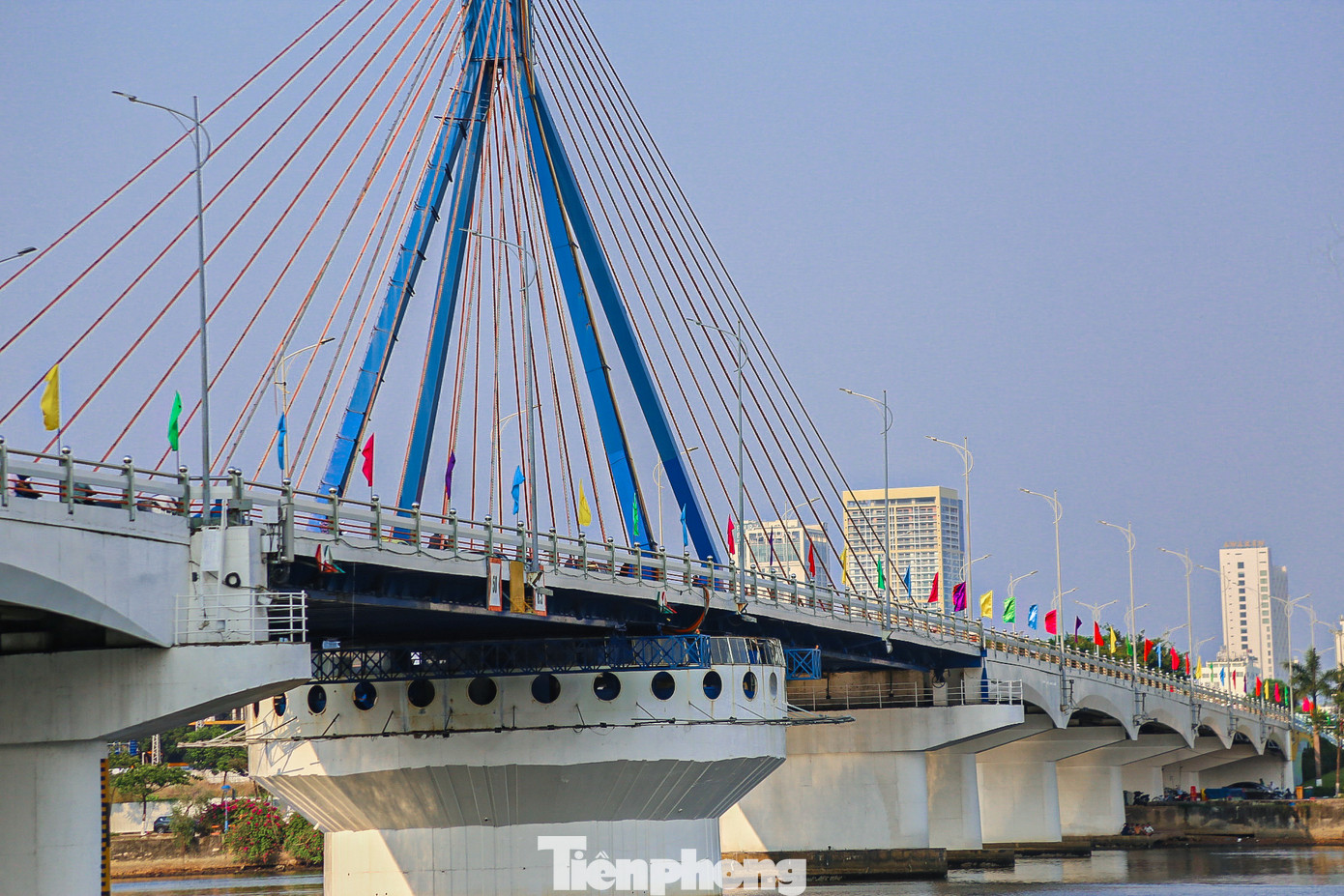 Cầu Sông Hàn, cầu Rồng cũng được trang trí rực rỡ màu cờ.