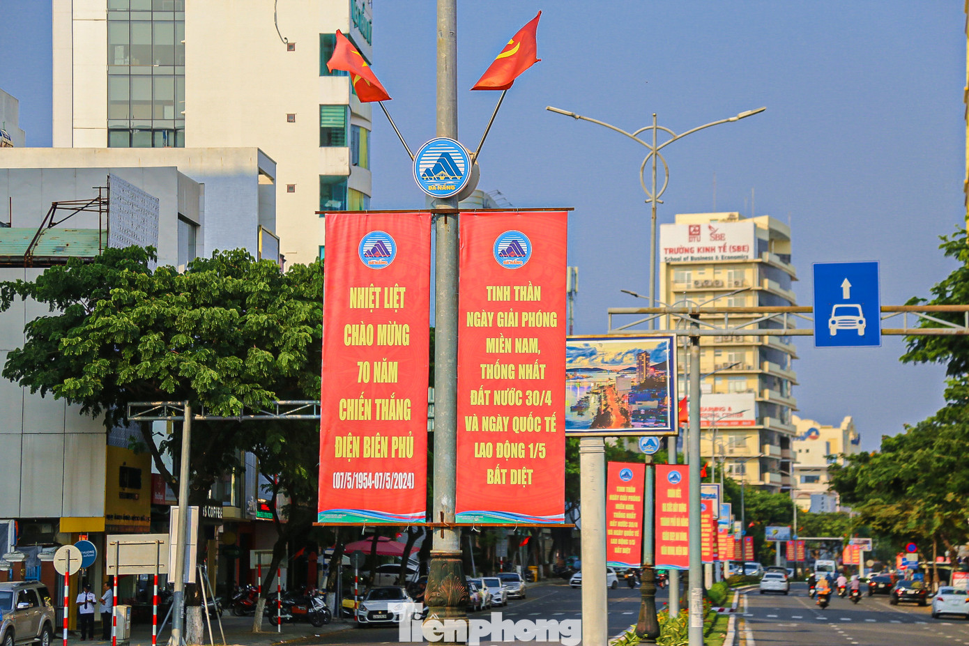 Những ngày này người dân cũng hướng sự quan tâm đến kỷ niệm 70 năm chiến thắng Điện Biên Phủ lừng lẫy năm châu.