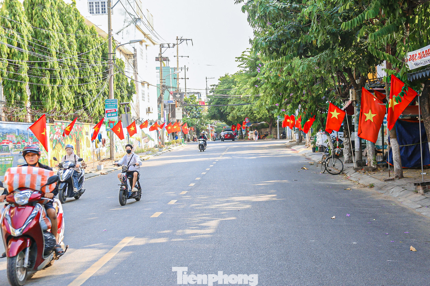 Các con đường rợp bóng cờ hoa, pano, áp phích.