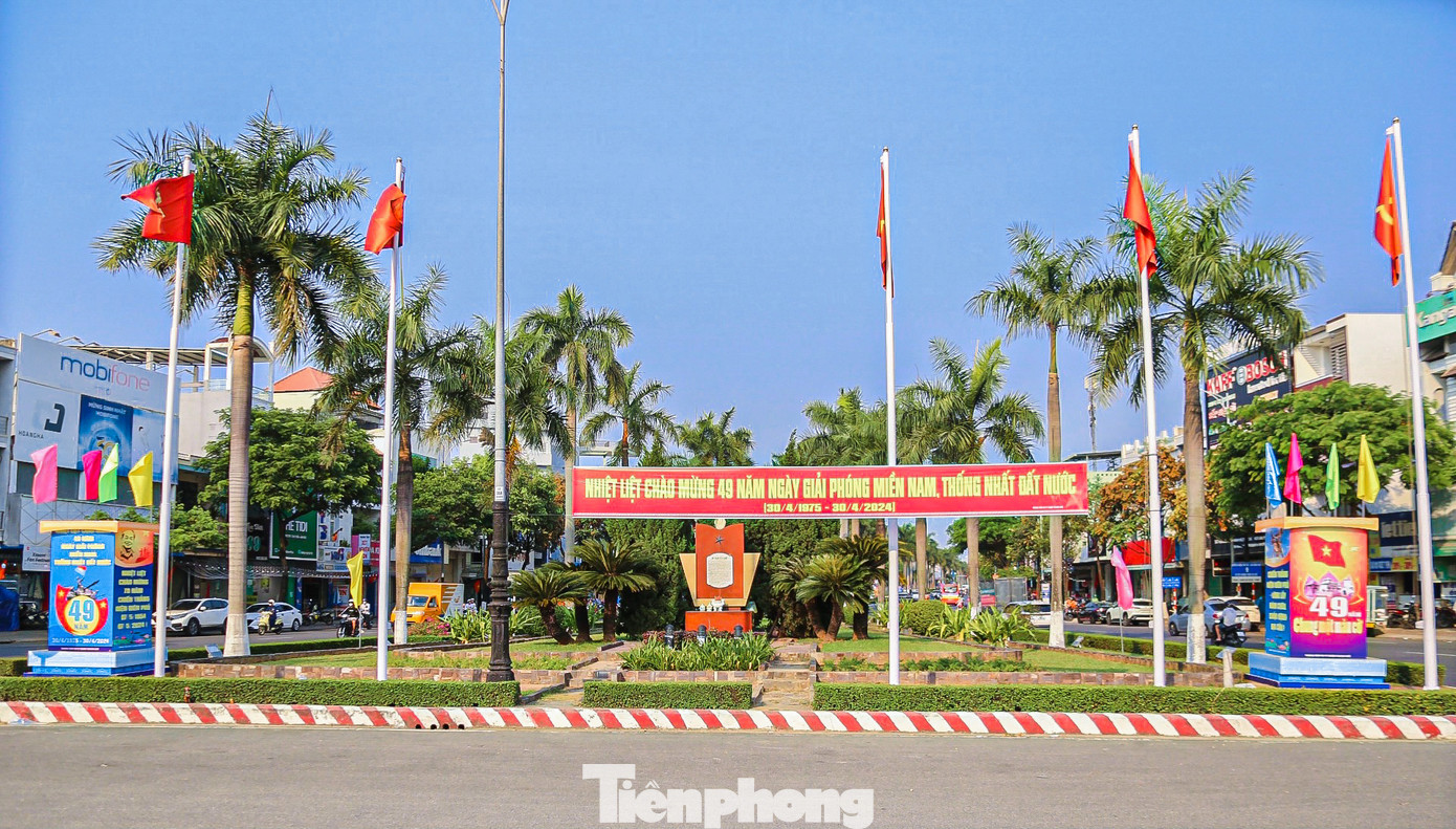 Không khí chào mừng dịp lễ kỷ niệm 30/4 - 1/5 đang lan tỏa khắp phố phường Đà Nẵng.