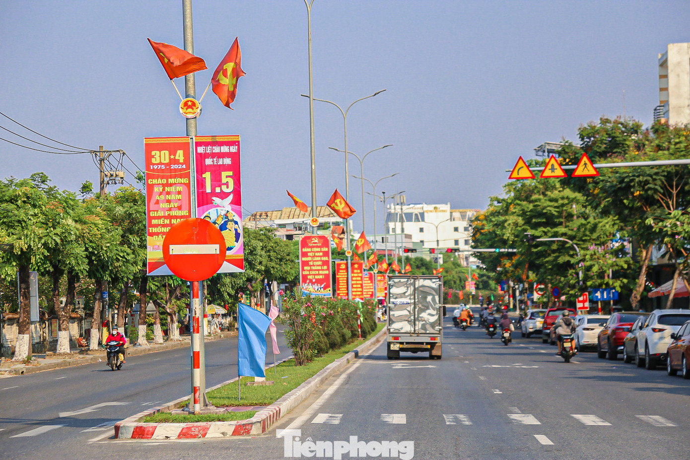 Ghi nhận của phóng viên, dọc tuyến phố Đà Nẵng những ngày này được trang trí cờ Tổ quốc, băng rôn, pano… rực rỡ để chào mừng 49 năm Giải phóng miền Nam thống nhất đất nước (30/4/1975 – 30/4/2024) và 138 năm Ngày Quốc tế Lao động (1/5/1886 – 1/5/2024).