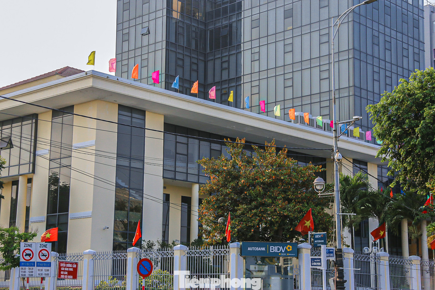 Các trụ sở, cơ quan làm việc của Đà Nẵng trang trí cờ hoa chào mừng ngày lễ.