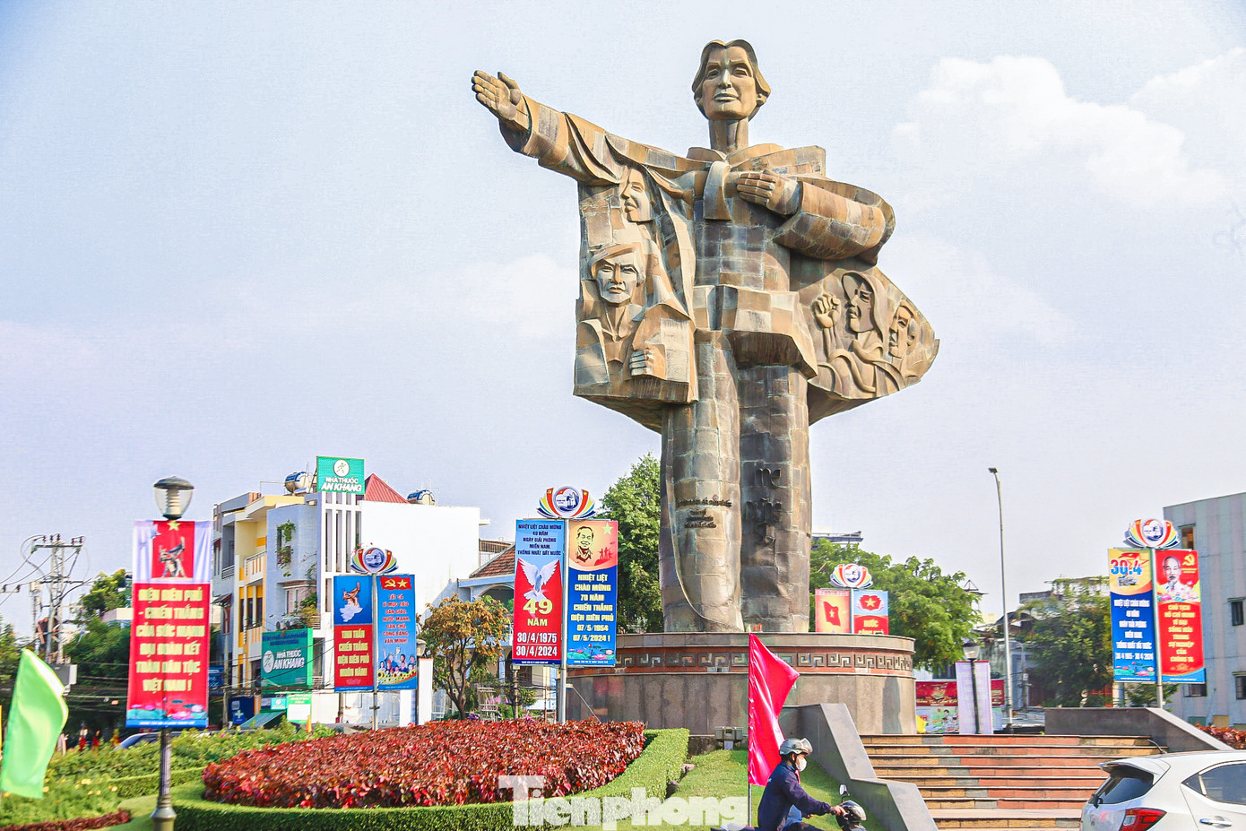 Các con đường rợp bóng cờ hoa, pano, áp phích.