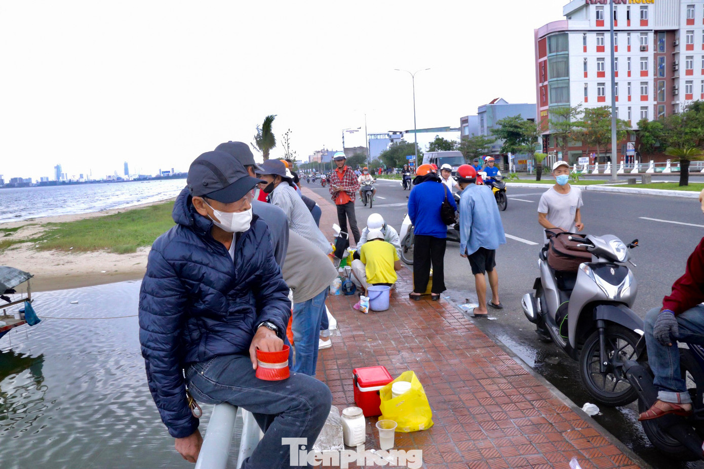 Nhiều người tò mò đến xem và mua trực tiếp cá được câu từ sông lên.