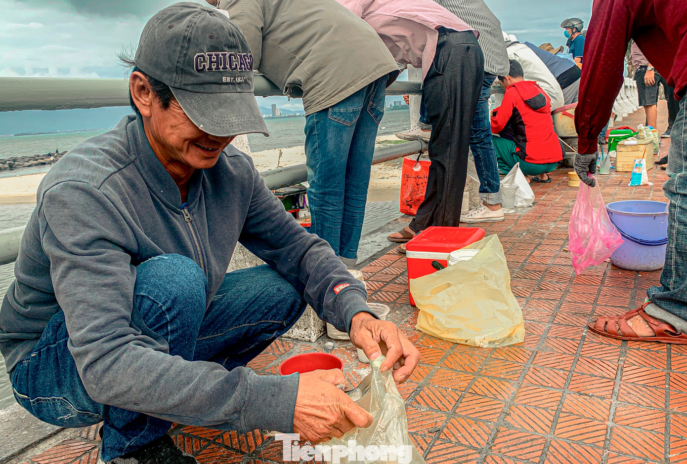 Niềm vui khi câu được cá tươi ngon từ sông của một cần thủ.