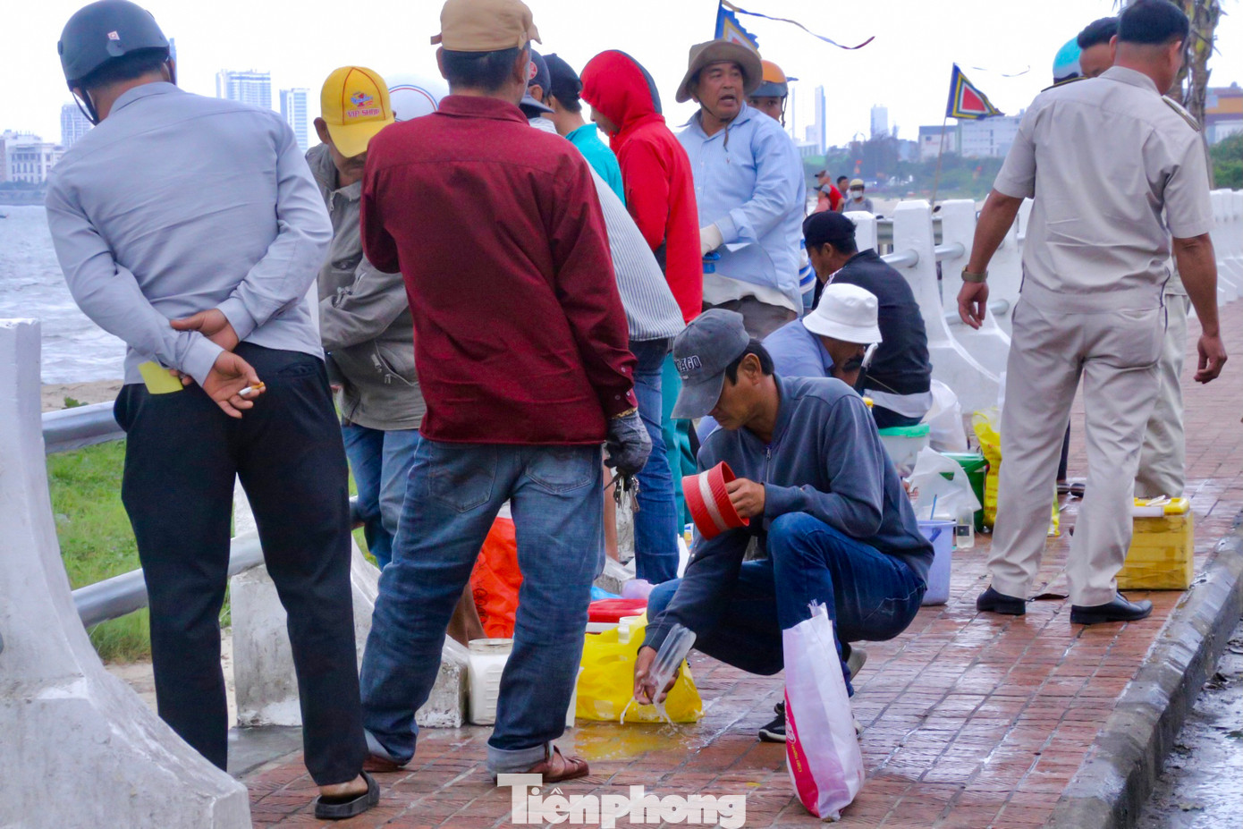 Nhiều người tò mò đến xem và mua trực tiếp cá được câu từ sông lên.