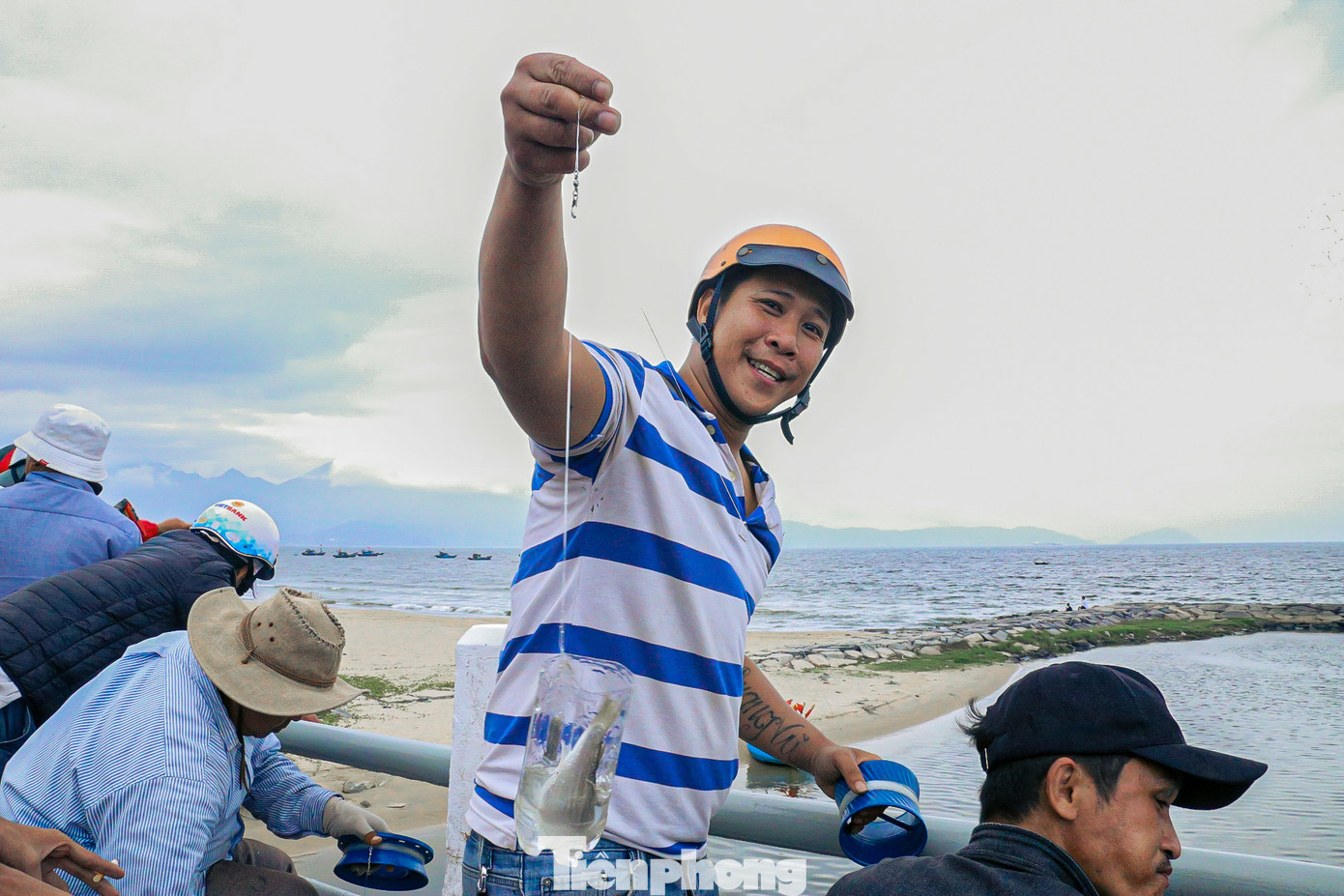 Anh Lê Khôi (trú phường Thanh Khê Tây, quận Thanh Khê) cho biết: Việc câu cá không chỉ để giải trí mà còn giúp anh có thêm thu nhập. “Tôi đến đây câu từ lúc 2 giờ chiều vì cá thường đi ăn nhiều nhất vào lúc này. Mỗi ngày tôi có thể kiếm vài trăm nghìn từ việc câu cá, hôm nay may mắn vừa câu xong đã có người mua nên tôi bán luôn”, anh Khôi cười nói.