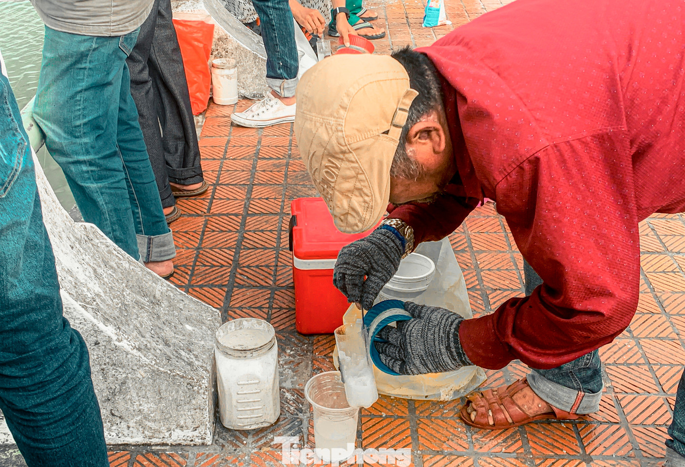 Theo các cần thủ thì việc câu cá bằng vỏ chai rất đơn giản mà ai cũng có thể làm được. Thay vì câu cá bằng cần và lưỡi câu như thông thường, các cần thủ ở đây chỉ cần dùng một thìa bột mỳ bỏ vào vỏ chai đã được cắt đôi, cùng một ít nước rồi khuấy đều, sau đó thả xuống sông, đợi dây cước rung là lúc cá đã dính câu, cần thủ chỉ cần thu dây là có cá.