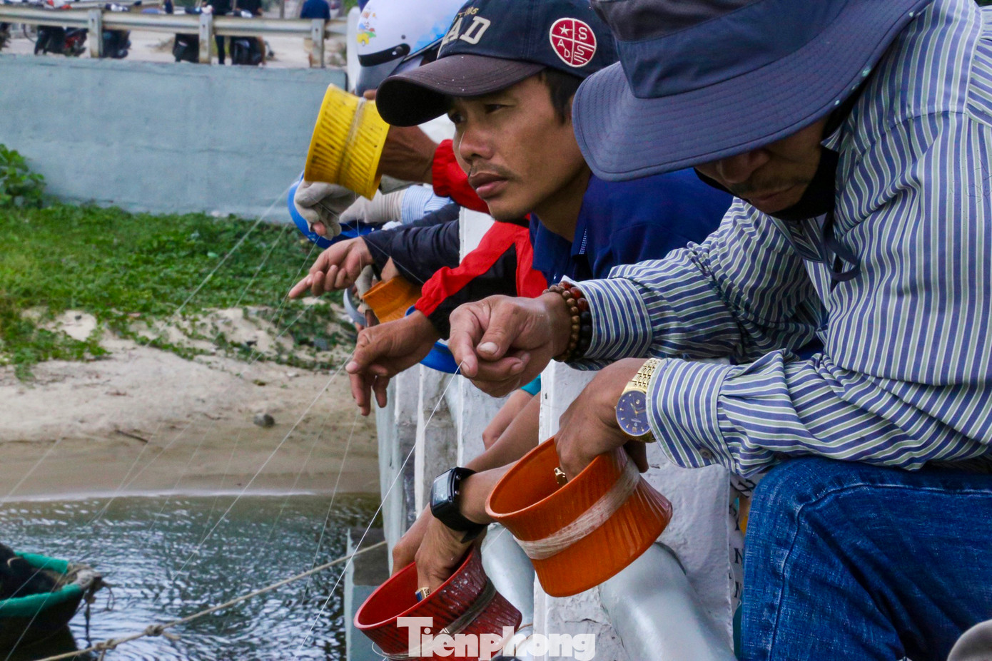 Các cần thủ chăm chú giữ đầu còn lại của sợi cước, khi cá vào chai sẽ làm sợi dây cước rung lên và người câu sẽ kéo dây đưa cá lên bờ.