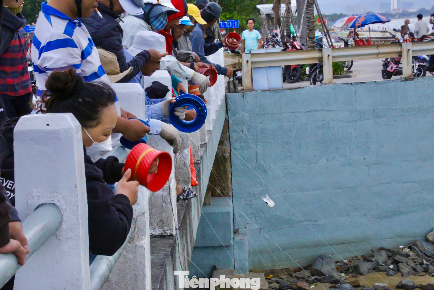 Thông thường, khi đi câu, người câu cá cần phải mang theo cần, lưỡi câu. Nhưng người dân ở Đà Nẵng chỉ dùng một sợi dây cước và vỏ chai vẫn câu được rất nhiều cá từ sông.