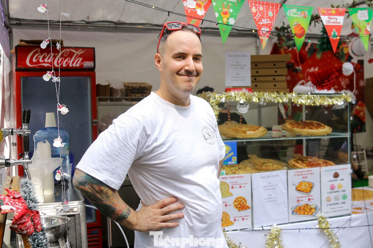 Nhiều du khách có cơ hội thưởng thức các món ăn đặc sản và tham gia các hoạt động ca nhạc giáng sinh tại phiên chợ.