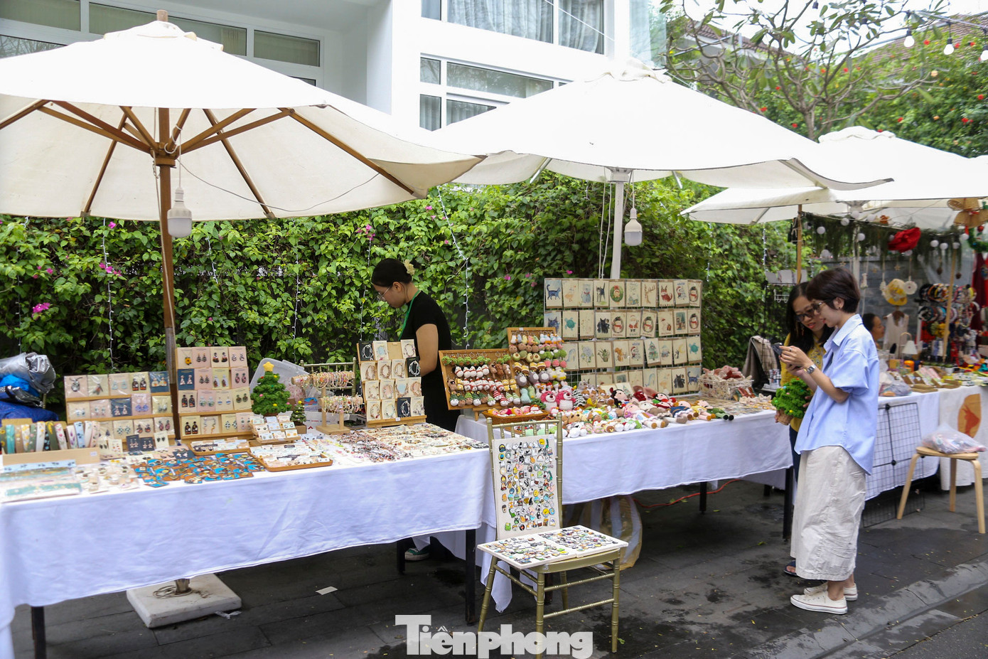Những gian hàng đầy màu sắc giáng sinh, những mặt hàng handmade như sổ tay, cây thông, móc khóa, nến thơm, các sản phẩm trang trí giáng sinh… được trang trí đẹp mắt đem lại một không gian giáng sinh sớm tại Đà Nẵng.
