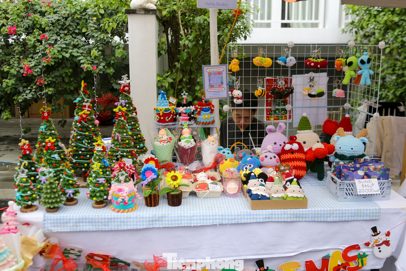 Những gian hàng đầy màu sắc giáng sinh, những mặt hàng handmade như sổ tay, cây thông, móc khóa, nến thơm, các sản phẩm trang trí giáng sinh… được trang trí đẹp mắt đem lại một không gian giáng sinh sớm tại Đà Nẵng.