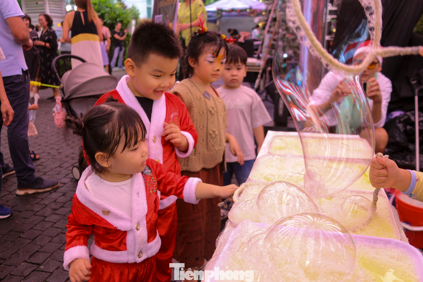 Trẻ thích thú khi được chụp hình cùng ông già Noel, vui chơi các trò chơi tại đây.