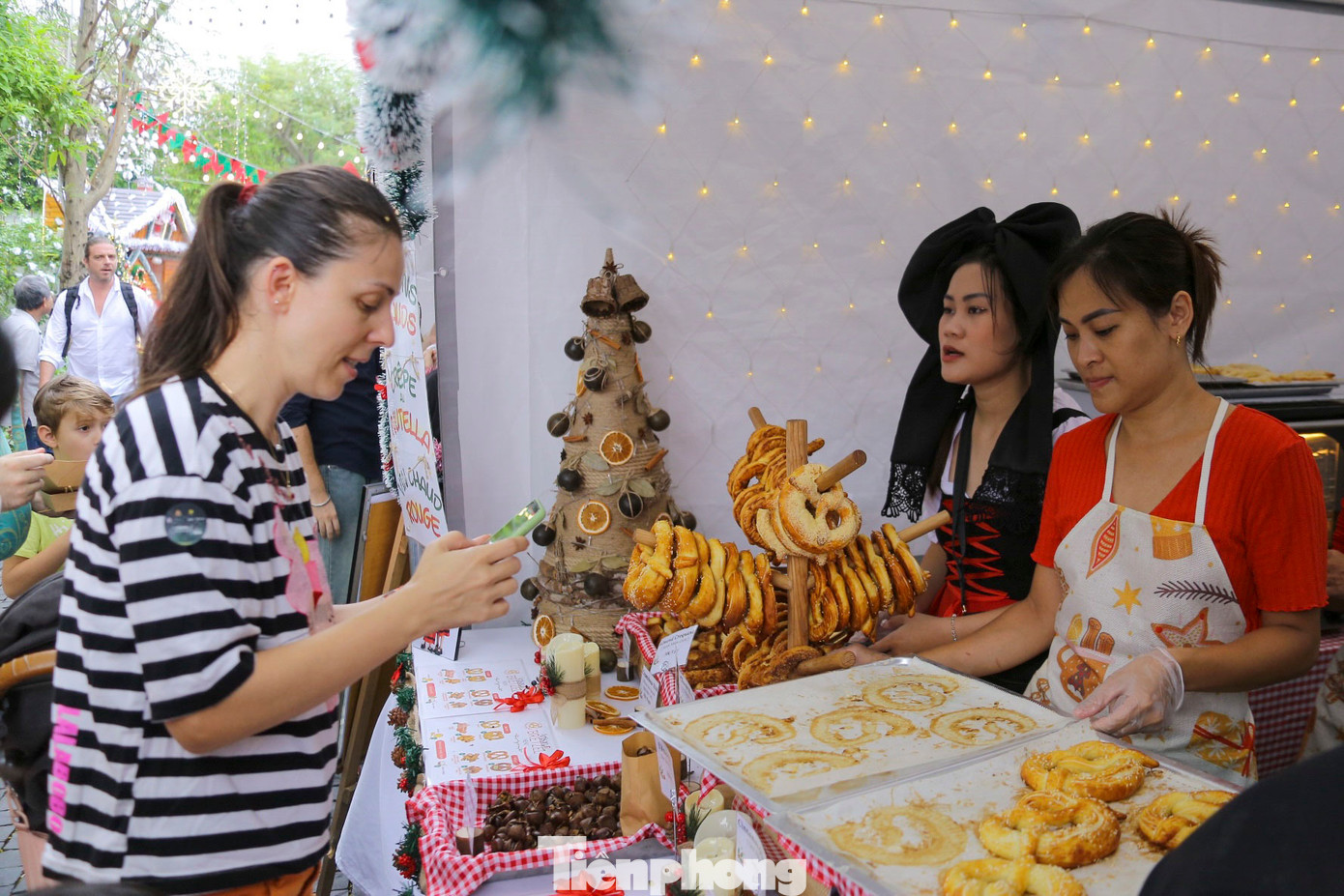 Các gian hàng đồ ăn được thiết kế xinh xắn, tạo nên bầu không khí vừa gần gũi, vừa mới lạ.
