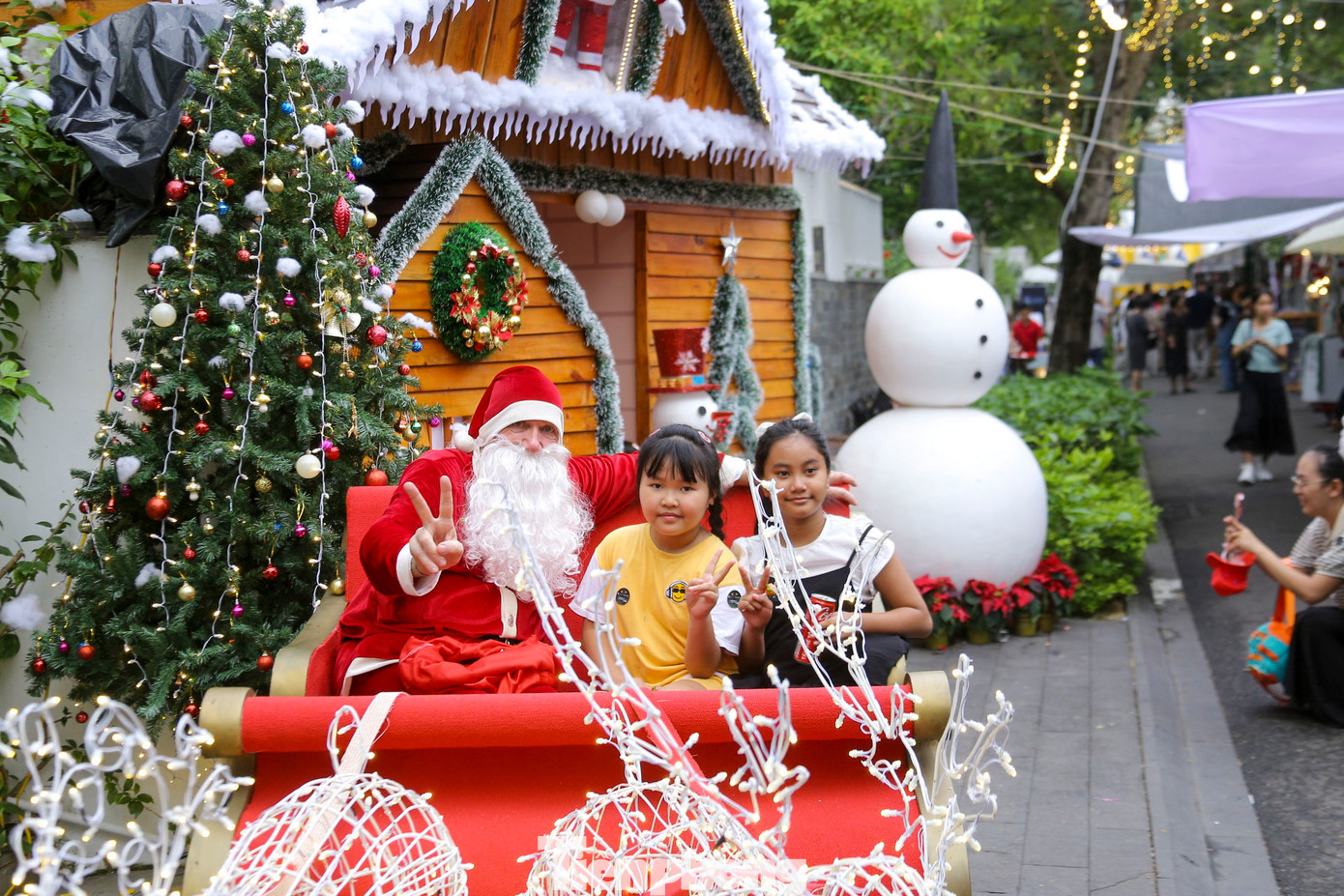 Trẻ thích thú khi được chụp hình cùng ông già Noel, vui chơi các trò chơi tại đây.