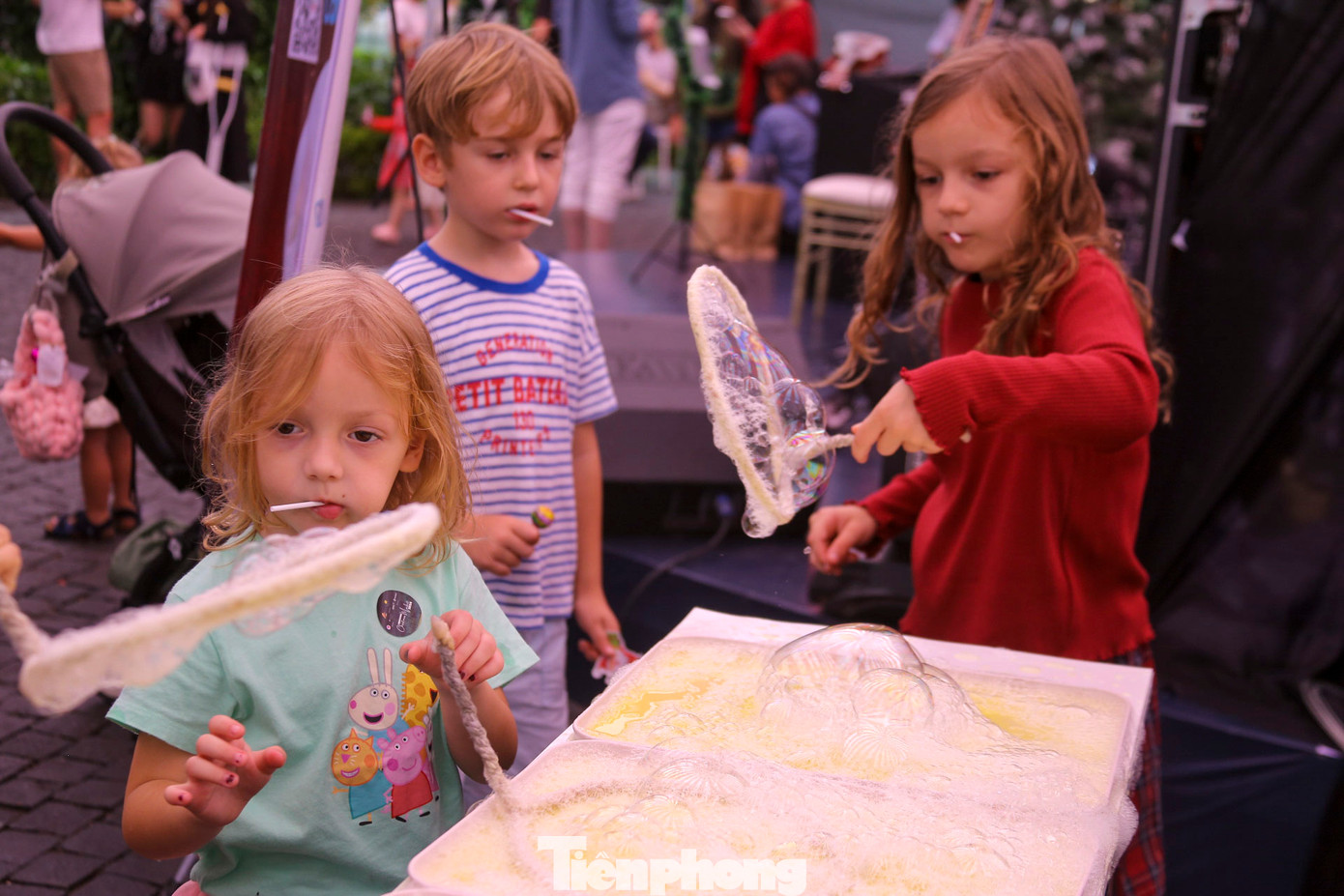 Trẻ thích thú khi được chụp hình cùng ông già Noel, vui chơi các trò chơi tại đây.