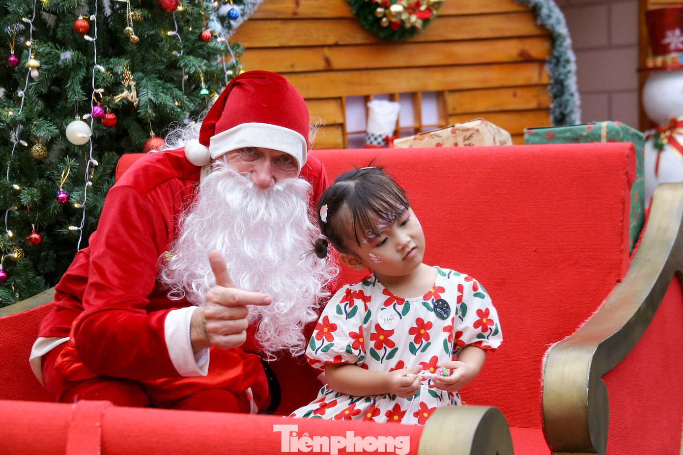 Trẻ thích thú khi được chụp hình cùng ông già Noel, vui chơi các trò chơi tại đây.