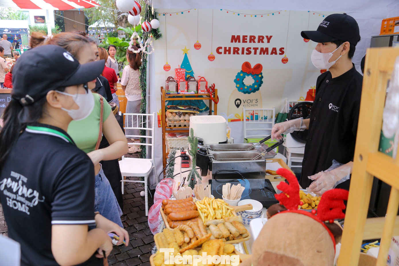 Nhiều món ăn hấp dẫn được bày bán tại phiên chợ Giáng sinh.