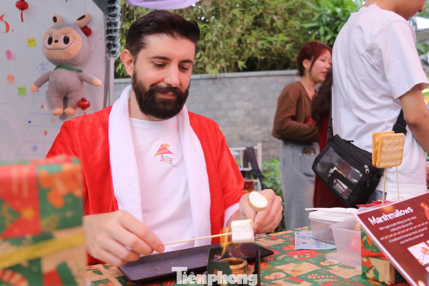 Nhiều du khách có cơ hội thưởng thức các món ăn đặc sản và tham gia các hoạt động ca nhạc giáng sinh tại phiên chợ.