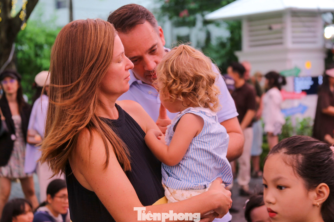 Nhiều du khách có cơ hội thưởng thức các món ăn đặc sản và tham gia các hoạt động ca nhạc giáng sinh tại phiên chợ.