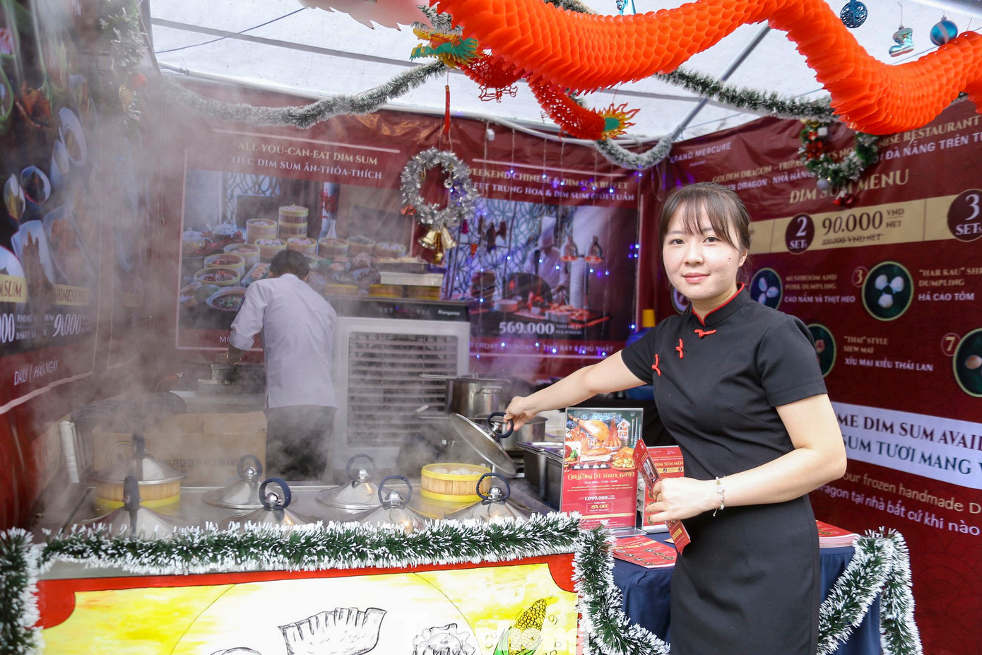 Nhiều món ăn hấp dẫn được bày bán tại phiên chợ Giáng sinh.