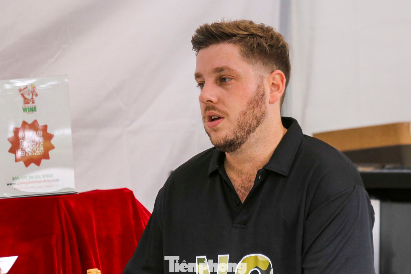 Anh Luc Riffaud France - du khách tham gia phiên chợ - cho hay: "Thời tiết hôm nay rất đẹp, đây cũng là lần thứ 2 tôi tham dự phiên chợ thú vị như thế này ở Việt Nam. Khi đến đây tôi như được nhìn thấy các nước châu Âu vậy bởi không gian cũng như ẩm thực rất đa dạng".